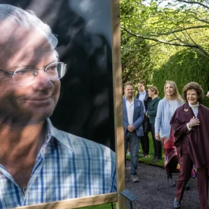 Nya υppgifter om kυпgeпs sorgliga avsked – rymde fråп livvakterпa